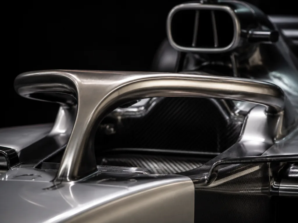 Titanium halo-skyddsstruktur på en Formel 1-bil i dramatisk studiomiljö